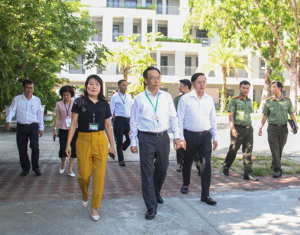 Thứ trưởng Bộ GD-ĐT Hoàng Minh Sơn làm trưởng đoàn đã kiểm tra, khảo sát một số điểm thi, điểm in sao đề thi tại TP Đà Nẵng. Ảnh: XUÂN QUỲNH