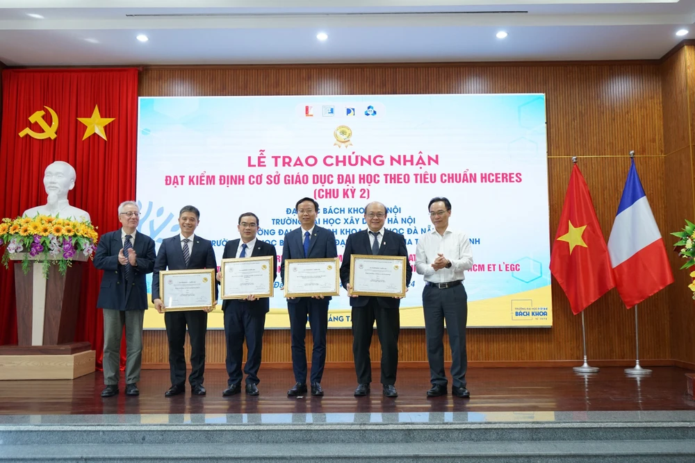 Trao chứng nhận kiểm định HCERES cho 4 cơ sở giáo dục đại học tại Việt Nam. Ảnh: XUÂN QUỲNH