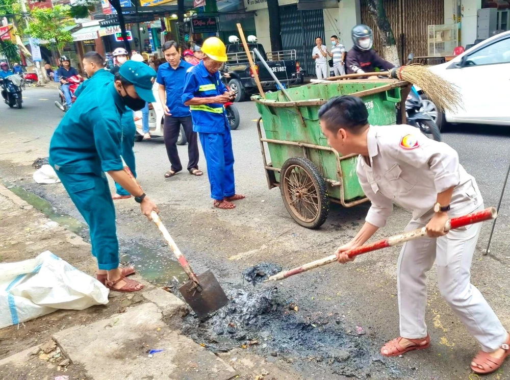 Công tác nạo vét, khơi thông cống rãnh trên địa bàn Đà Nẵng cần phải làm liên tục. Ảnh: XUÂN QUỲNH