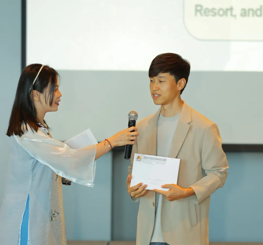 Ngành Du lịch Đà Nẵng tặng quà, voucher cho khách tham gia chương trình quảng bá z5626146604878_03cf78cc05d76487b87fb9b79b95ef0a.jpg