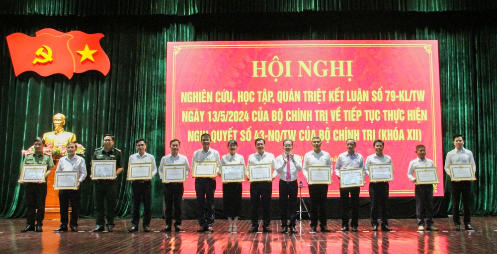 Ông Nguyễn Văn Quảng, Bí thư Thành ủy Đà Nẵng trao tặng cho các tập thể có thành tích xuất sắc. Ảnh: XUÂN QUỲNH 1.jpg