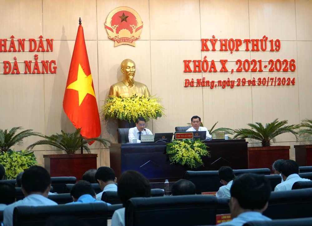 Chủ tịch HĐND TP Đà Nẵng Ngô Xuân Thắng và Phó Chủ tịch HĐND TP Đà Nẵng Trần Phước Sơn chủ trì kỳ họp. Ảnh: XUÂN QUỲNH DSC09466.JPG