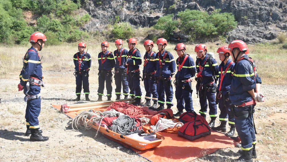 Thiếu tá Nguyễn Huy Linh, Đội trưởng Đội Công tác chữa cháy và cứu nạn cứu hộ phổ biến kế hoạch đến từng chiến sĩ. Ảnh: XUÂN QUỲNH DSC_0387.JPG