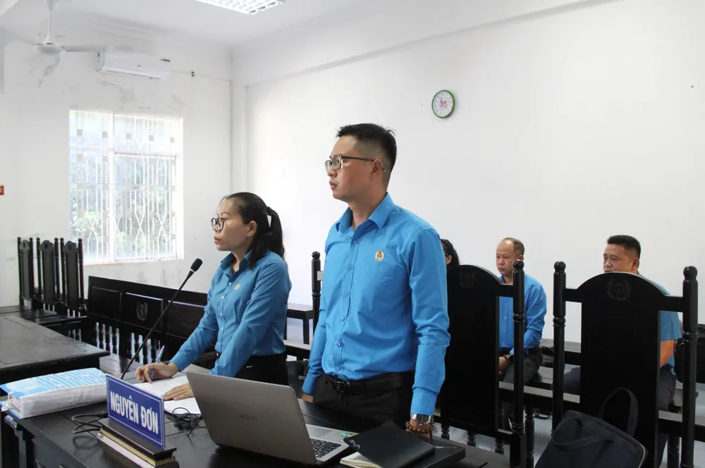 Công đoàn Khu Công nghệ cao và các Khu công nghiệp Đà Nẵng đại diện cho công nhân. Ảnh: XUÂN QUỲNH z5768374331552_8c8e984867026b334072e91deea0fbbd.jpg