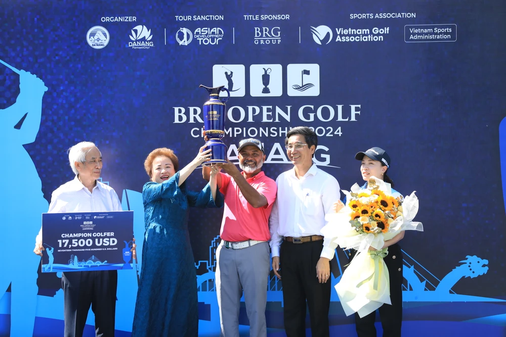 Ban Tổ chức trao giải thưởng cho golfer Rahil Gangjee - nhà vô địch Giải BRG Open Golf Championship 2024. Ảnh: XUÂN QUỲNH