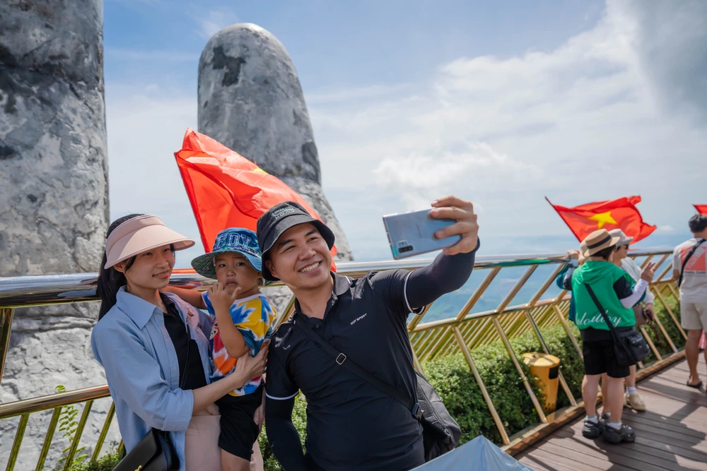 Du khách check-in khu du lịch Sun World Ba Na Hills dịp này đều ngỡ ngàng với khung cảnh Cầu Vàng được trang hoàng với hàng trăm lá cờ Tổ quốc. Ảnh: XUÂN QUỲNH