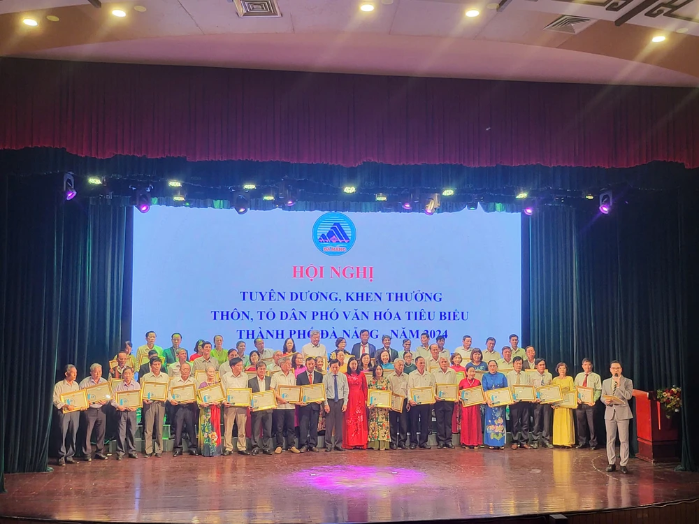 Tuyên dương 56 tổ/thôn dân phố văn hóa tiêu biểu giai đoạn 2019-2023. Ảnh: XUÂN QUỲNH z5938255163410_af4ed432d6b5fbbeb318973702e124a5.jpg