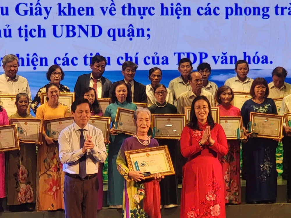 Bà Nguyễn Thị Anh Thi, Phó Chủ tịch UBND TP Đà Nẵng và ông Phạm Tấn Xử, Giám đốc Sở VH-TT TP Đà Nẵng tuyên dương bà Nguyễn Thị Quyền. Ảnh: XUÂN QUỲNH z5938255213115_7e3aa436ab963164c8fdd534881aa261.jpg