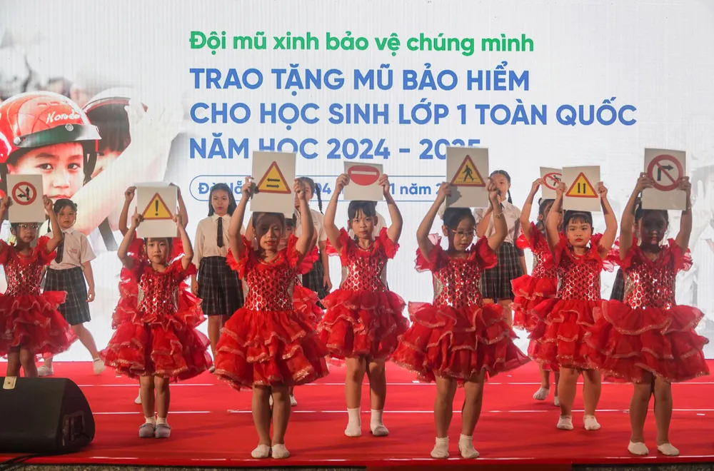 Chương trình văn nghệ về an toàn giao thông. Ảnh: XUÂN QUỲNH DSC09043.jpg