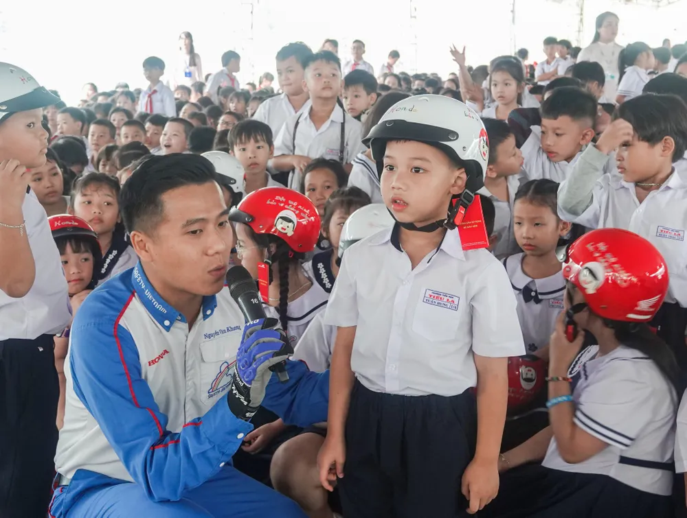 Các em học sinh tham gia phần tranh tài kiến thức an toàn giao thông. Ảnh: XUÂN QUỲNH DSC09137.jpg