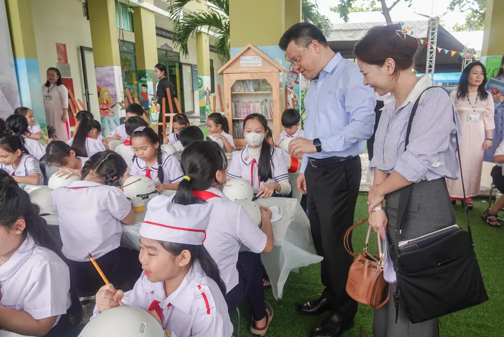Ông Lê Kim Thành, Phó Chủ tịch chuyên trách Ủy ban An toàn giao thông Quốc gia tham quan phần học sinh trang trí mũ bảo hiểm mơ ước. Ảnh: XUÂN QUỲNH DSC09150.jpg
