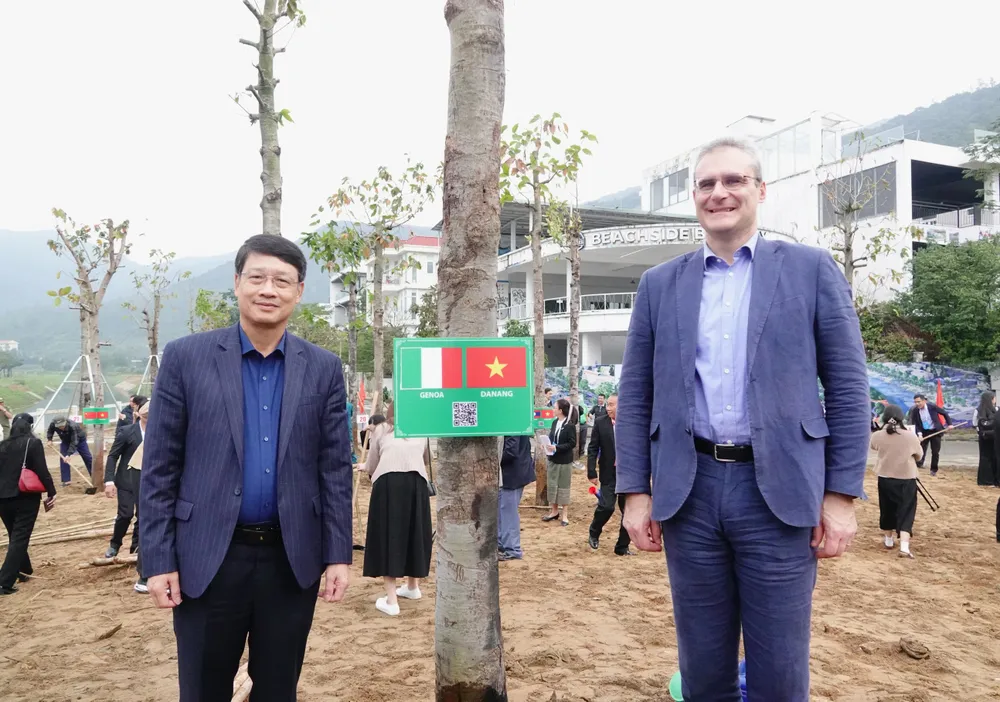 Ông Ngô Xuân Thắng, Chủ tịch HĐND TP Đà Nẵng cùng đại biểu TP Genoa (Ý) trồng cây. Ảnh: XUÂN QUỲNH DSC01970.JPG