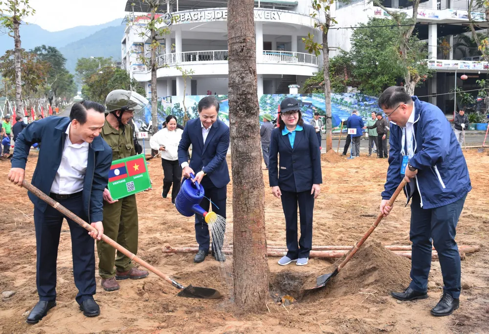 Ông Nguyễn Đình Vĩnh, Phó Bí thư Thành ủy Đà Nẵng cùng đại biểu TP Viêng Chăn (Lào) trồng cây. Ảnh: XUÂN QUỲNH z6240268244419_bed9326022de63972b902c2ea09c6fbd.jpg
