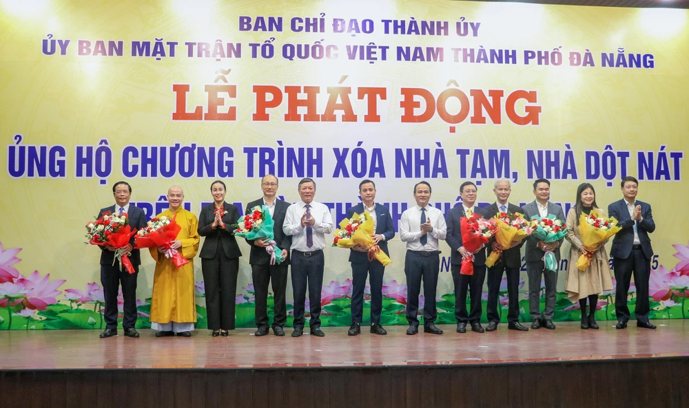 Phó Bí thư Thường trực Thành ủy Đà Nẵng Nguyễn Đình Vĩnh, Chủ tịch HĐND TP Đà Nẵng Ngô Xuân Thắng và Phó Chủ tịch UBND TP Đà Nẵng Nguyễn Thị Anh Thi tiếp nhận, tặng hoa cảm ơn 8 tổ chức ủng hộ tại lễ phát động. Ảnh: XUÂN QUỲNH