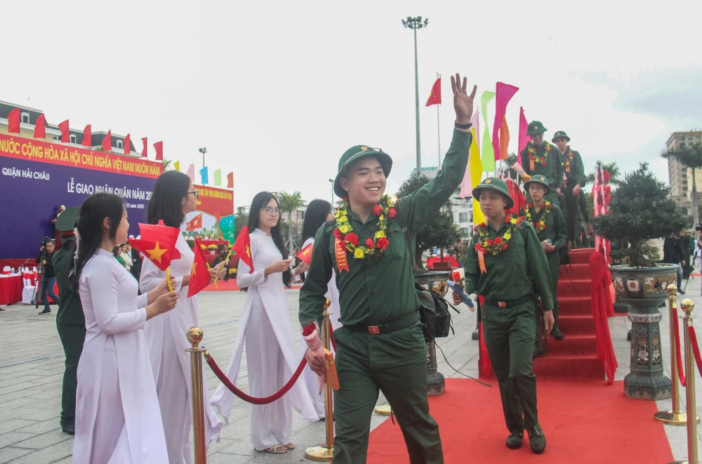 Các tân binh rạng rỡ bước qua cầu vinh quang. Ảnh: XUÂN QUỲNH