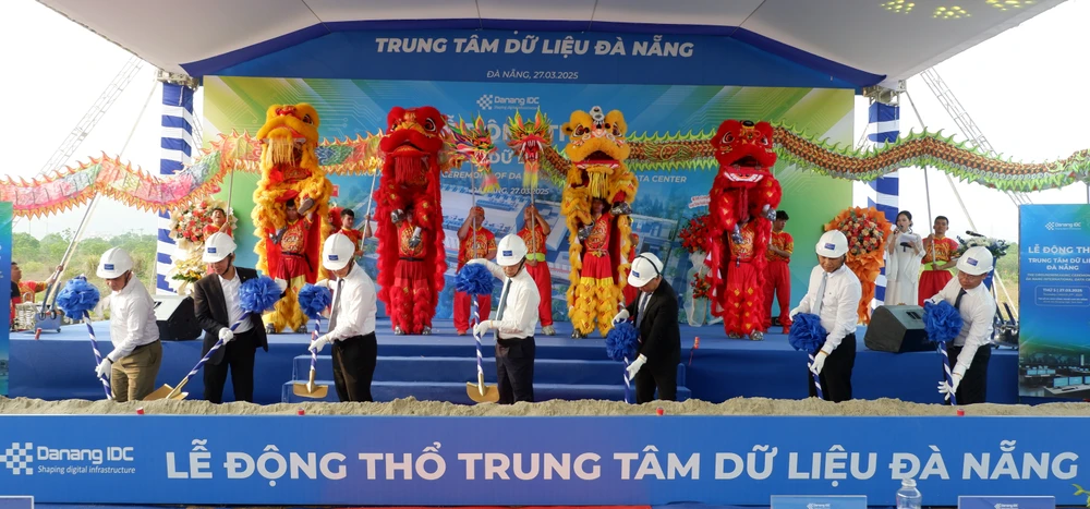 Các đại biểu thực hiện nghi thức động thổ. Ảnh: XUÂN QUỲNH DSCF8860.JPG