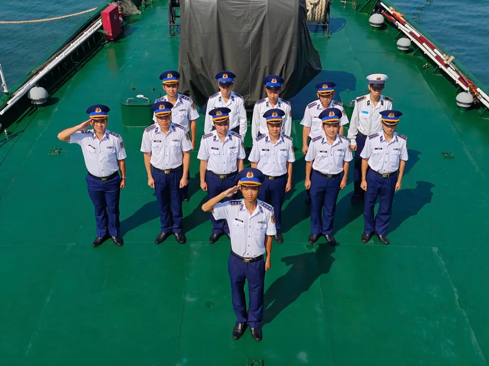 ANH 7- Lễ chào cờ đặc biệt trên tàu Tàu CSB 4038, Hải đội 212, Hải đoàn 21 (Bộ Tư lệnh Vùng Cảnh sát biển) (1).jpg