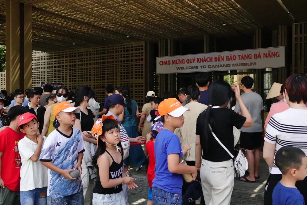 Dòng người xếp hàng vào sáng 1-5. Ảnh: XUÂN QUỲNH DSC08747.JPG