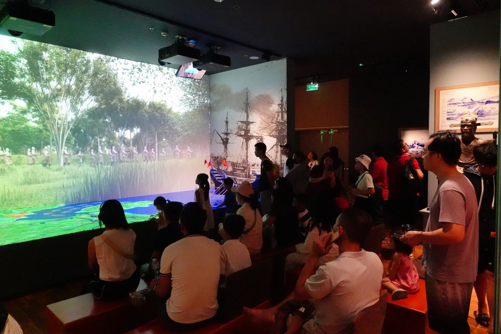 Khu chiếu phim 3D Mapping về thời kỳ lịch sử Đà Nẵng thu hút khách. Ảnh: XUÂN QUỲNH DSC08788.JPG