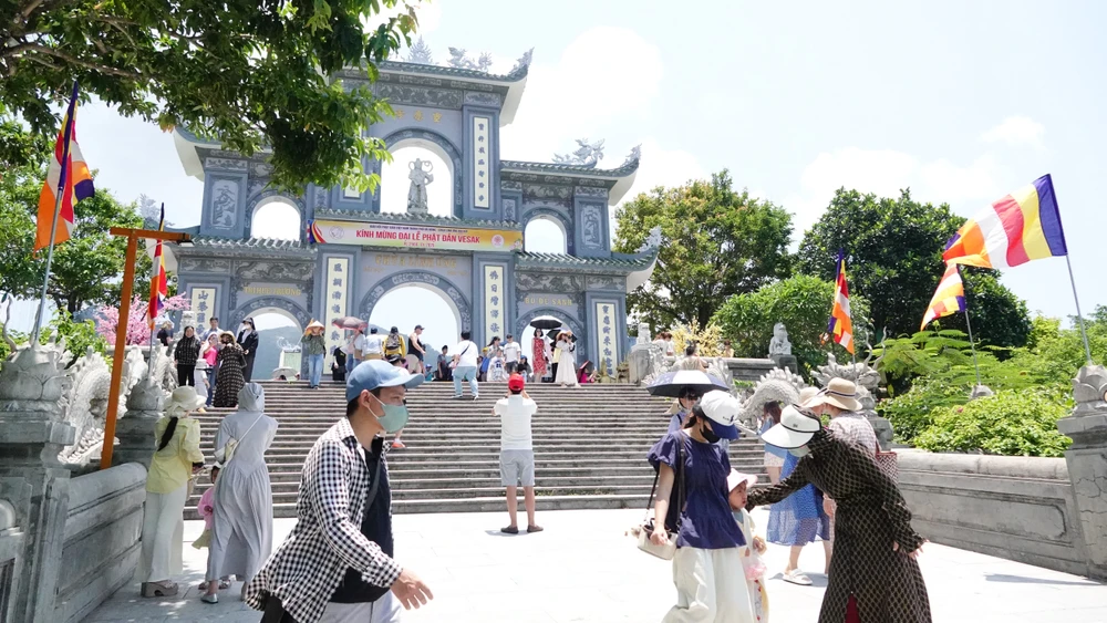 Cổng vào chùa Linh Ứng. Ảnh: XUÂN QUỲNH DSC08991.JPG