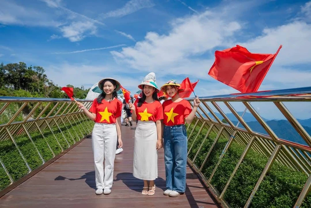 Du khách check-in với Cầu Vàng rợp sắc cờ đỏ 493564046_1128559019316493_9201834029966601107_n.jpg
