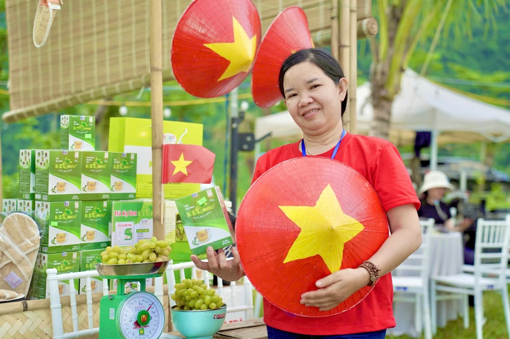 Các gian hàng nông sản được trang trí hưởng ứng ngày lễ thống nhất 7502d6e26cc2de9c87d310.jpg