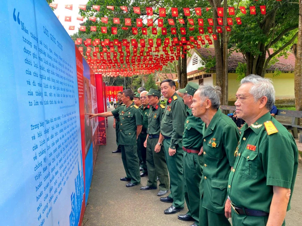 Triển lãm “Hào khí non sông - 50 năm thống nhất, phát triển và hội nhập” tại Khu di tích lịch sử quốc gia đặc biệt Ngã ba Đồng Lộc (tỉnh Hà Tĩnh) thu hút nhiều cựu chiến binh tham quan ảnh_Viber_2025-05-03_10-30-06-019.jpg