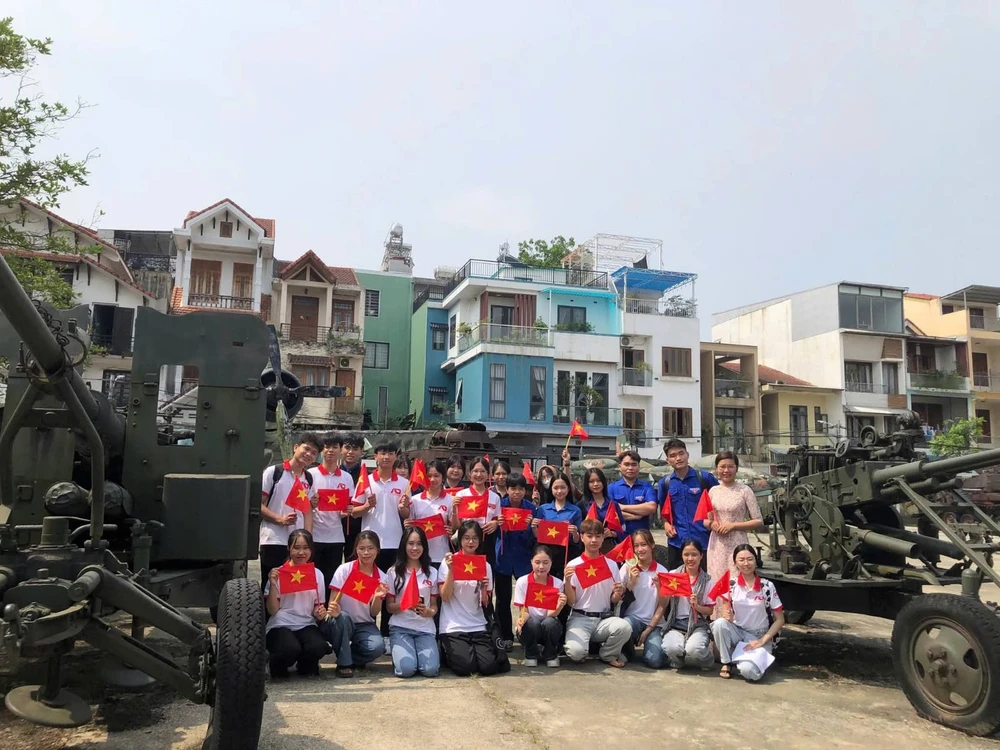 Sinh viên Trường Đại học Sư phạm - Đại học Huế tham quan tìm hiểu tại Bảo tàng Lịch sử TP Huế ảnh_Viber_2025-05-03_11-44-35-432.jpg