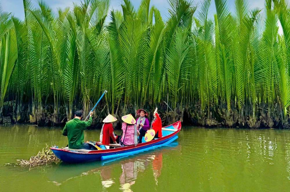 Rừng dừa nước Mỹ Khê (tỉnh Quảng Ngãi) đang nổi lên như một điểm đến du lịch cộng đồng hấp dẫn nhờ vẻ đẹp sông nước hữu tình. Ảnh: NGUYỄN TRANG Anh 1- rung dua nuoc My Khe (2).jpg