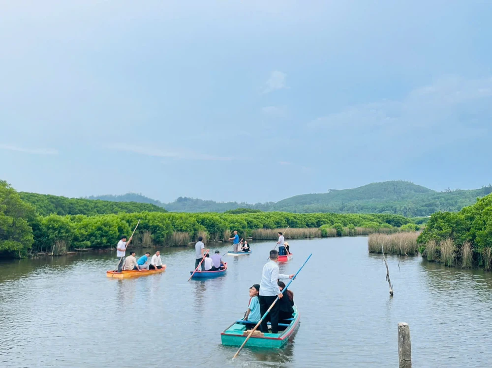 Du khách tham quan rừng dừa nước Mỹ Khê. Ảnh: NGUYỄN TRANG Ảnh 2- Tham quan Bàu Cá Cái (3).jpg