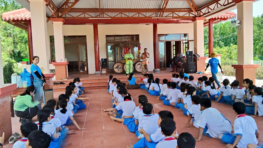 Học sinh tham quan, tìm hiểu về văn hóa lịch sử tại xã Bình Thuận, huyện Bình Sơn, tỉnh Quảng Ngãi. Ảnh: NGUYỄN TRANG Ảnh 3- trai nghiem van hoa lich su (2).jpg