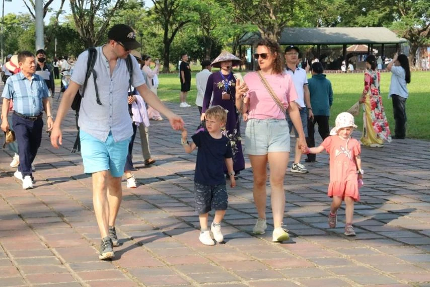 Nhiều nhóm gia đình đến Huế tham quan theo hình thức du lịch tự túc bằng xe máy, xe ô tô cá nhân. Ảnh: VĂN THẮNG ảnh_Viber_2025-05-04_12-52-31-151.jpg