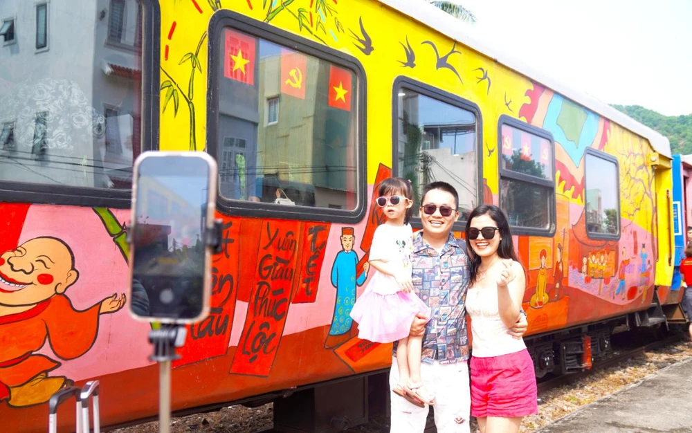 Du khách, người dân thích thú trải nghiệm tour tàu hỏa khám phá tháp Chăm ngàn năm tuổi và đường sắt cổ ở Bình Định. Ảnh: NGỌC OAI ảnh_Viber_2025-05-04_12-53-15-633.jpg
