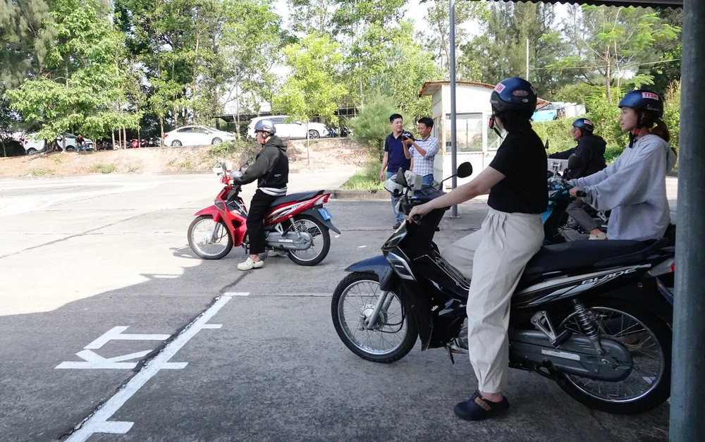 Trung tâm Đào tạo lái xe ô tô, mô tô Đà Nẵng phối hợp, hỗ trợ cơ sở vật chất, phương tiện cho kỳ thi. Ảnh: XUÂN QUỲNH DSC09299.JPG