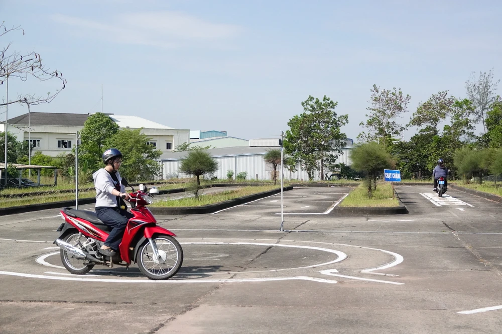 Thí sinh thi thực hành lái xe mô tô. Ảnh: XUÂN QUỲNH DSC09311.JPG