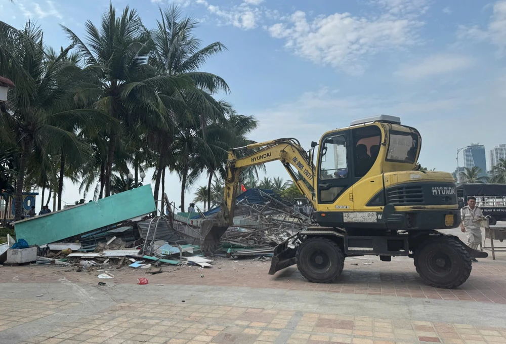 Lực lượng chức năng quận Sơn Trà sử dụng xe múc chuyên dụng để tháo dỡ. Ảnh: XUÂN QUỲNH z6576291646401_7e5e605c37432884c3f8f856fac19429.jpg