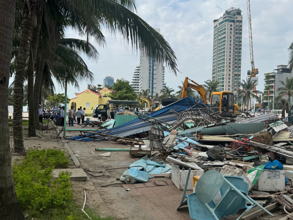 Các quầy hàng sau khi bị cưỡng chế tháo dỡ, nhiều vật dụng được chất đống chờ thu gom. Ảnh: XUÂN QUỲNH