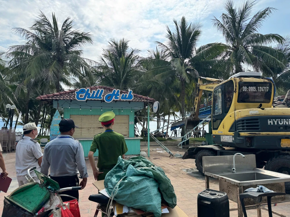 Một trong các quầy kinh doanh bị cưỡng chế sáng 7-5 dưới sự giám sát của lực lượng chức năng. Ảnh: XUÂN QUỲNH z6576292305725_ff53a4e8f0c6838cdf4c70a358159074.jpg