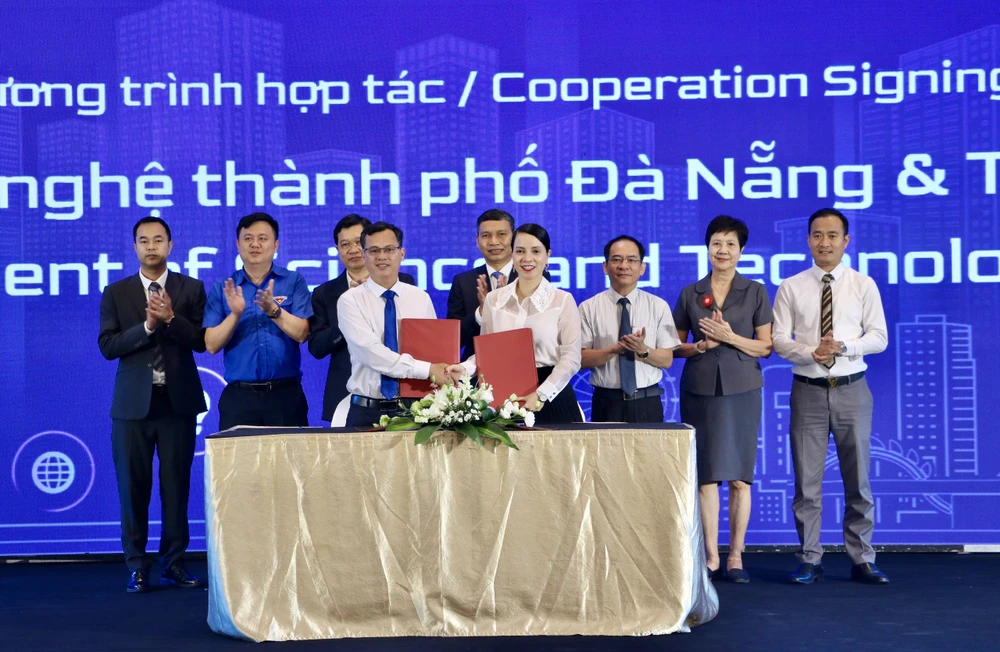 Đại diện Sở Khoa học và Công nghệ TP Đà Nẵng và Tập đoàn VinGroup ký kết hợp tác thúc đẩy chuyển đổi xanh và phát triển bền vững. Ảnh: XUÂN QUỲNH z6583997596559_023cd446df1894c8941d6b0676f615fb.jpg