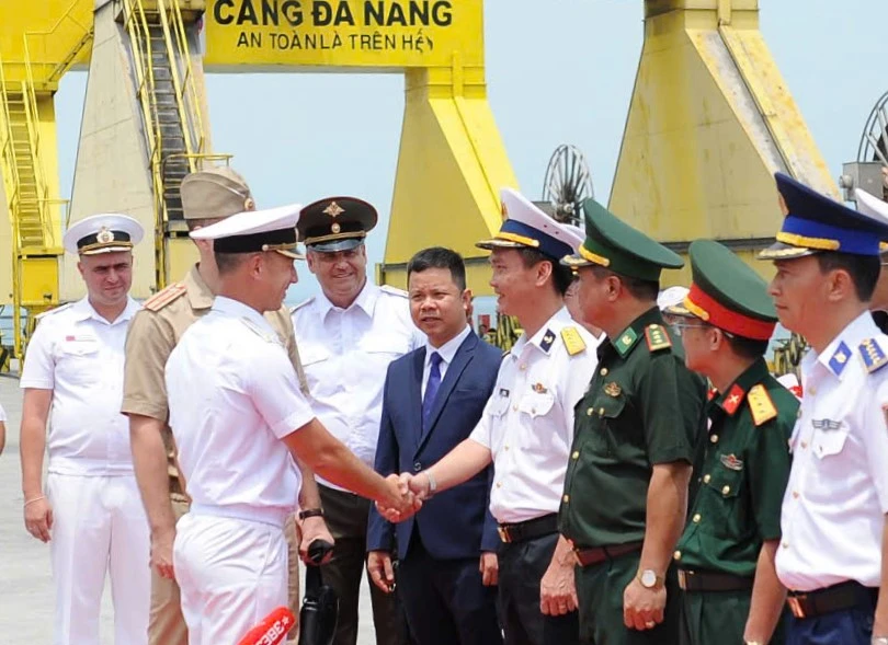 Đại diện lãnh đạo Vùng 3 Hải quân, UBND TP Đà Nẵng, Quân khu 5... tham gia đón đoàn. Ảnh: XUÂN QUỲNH 3.jpg