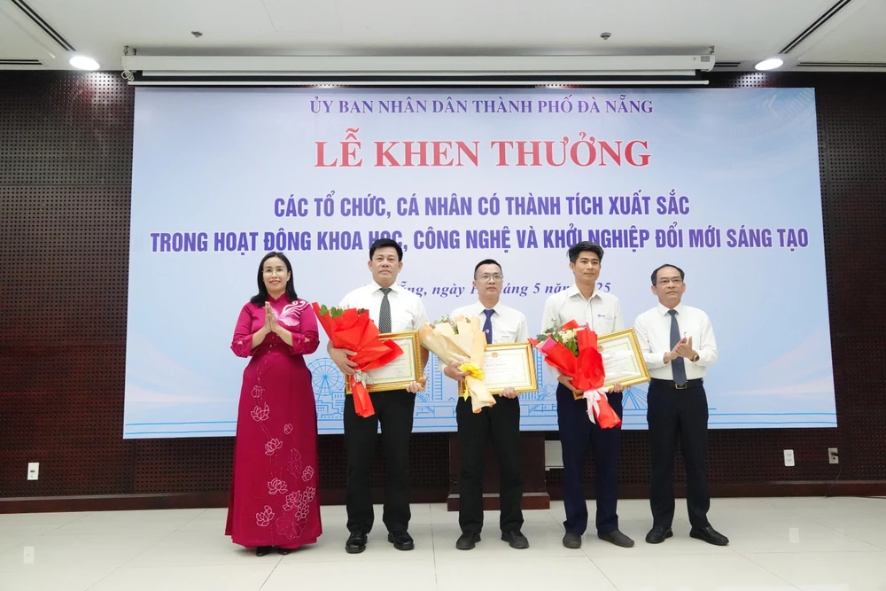ថ្នាក់ដឹកនាំទីក្រុង Da Nang បានប្រគល់រង្វាន់ដល់អ្នកនិពន្ធ និងក្រុមអ្នកនិពន្ធដែលទទួលបានពានរង្វាន់ផ្នែកវិទ្យាសាស្ត្រ និងបច្ចេកវិទ្យា និងការច្នៃប្រឌិតពីក្រសួង ស្ថាប័នថ្នាក់រដ្ឋមន្ត្រី ទីភ្នាក់ងាររដ្ឋាភិបាល និងស្ថាប័នកណ្តាល។ រូបថត៖ XUAN QUYNH DSC09565.JPG