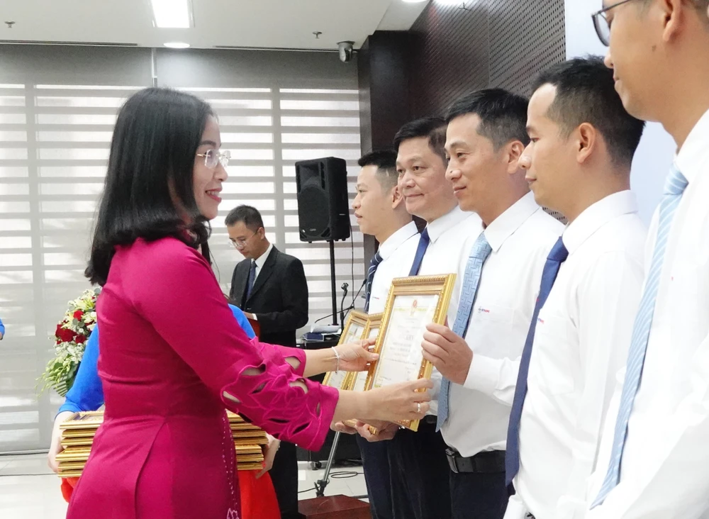លោកស្រី Nguyen Thi Anh Thi អនុប្រធានគណៈកម្មាធិការប្រជាជនទីក្រុង Da Nang បានប្រគល់វិញ្ញាបនបត្រគុណតម្លៃដល់អង្គភាព និងបុគ្គលដែលមានកិត្តិយស។ រូបថត៖ XUAN QUYNH DSC09579.JPG
