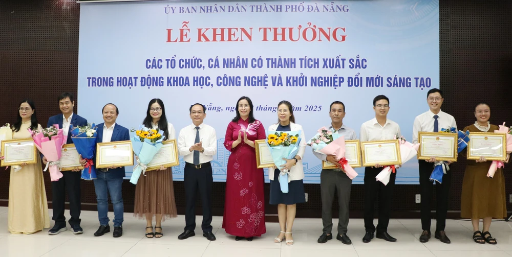 ថ្នាក់ដឹកនាំទីក្រុង Da Nang ផ្តល់រង្វាន់ដល់សមូហភាព និងបុគ្គលដែលមានស្នាដៃឆ្នើមក្នុងសកម្មភាពចាប់ផ្តើមបង្កើតថ្មីក្នុងឆ្នាំ 2024។ រូបថត៖ XUAN QUYNH IMG_0081.jpg