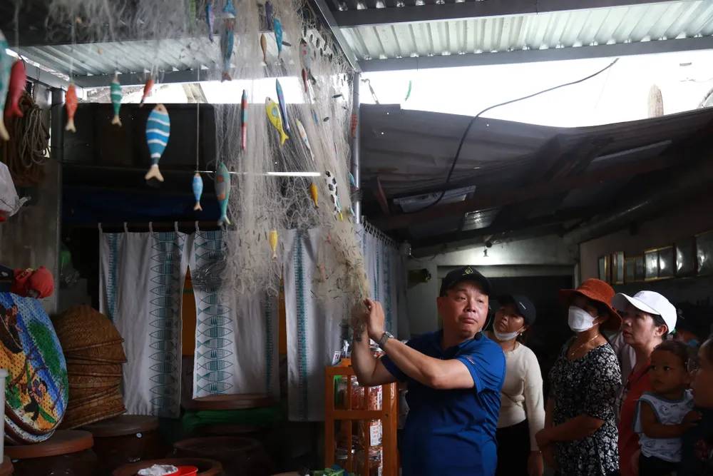 Anh Bùi Thanh Phú chia sẻ nghề làm nước mắm và văn hóa bản địa gắn với nghề. Ảnh: XUÂN QUỲNH 496149465_10226238391778779_5797687809387169914_n.jpg