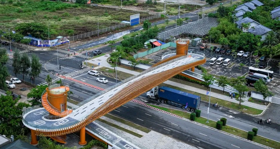 Tập đoàn khách sạn Mikazuki (Nhật Bản) đã đưa vào hoạt động cầu đi bộ ngắm cảnh trên đường Nguyễn Tất Thành (quận Liên Chiểu). Ảnh: XUÂN QUỲNH cây cầu hữu nghị.jpg