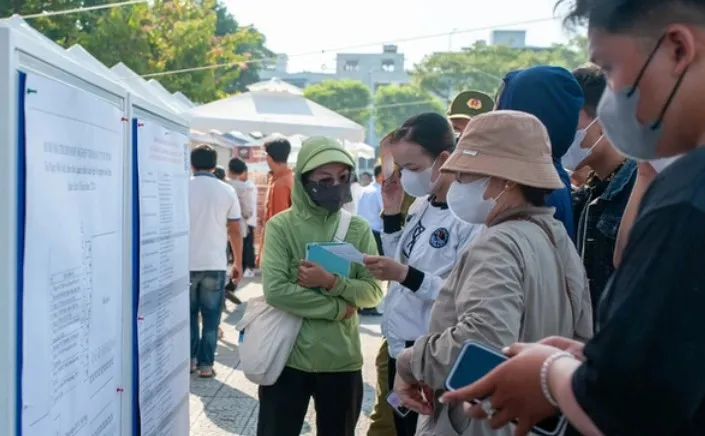 Hàng trăm người lao động, quân nhân xuất ngũ tham gia ngày hội việc làm tại quận Liên Chiểu. Ảnh: XUÂN QUỲNH DSC_54256.jpg
