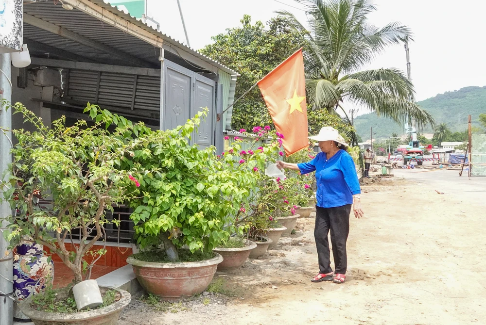 Là một trong những hộ thuộc diện giải phóng mặt bằng, bà Hồ Thị Kim Hoa, người dân Tổ 1, phường Hòa Hiệp Bắc (quận Liên Chiểu) bày tỏ sự kỳ vọng vào tương lai phát triển từ dự án. Ảnh: XUÂN QUỲNH DSC09498.jpg