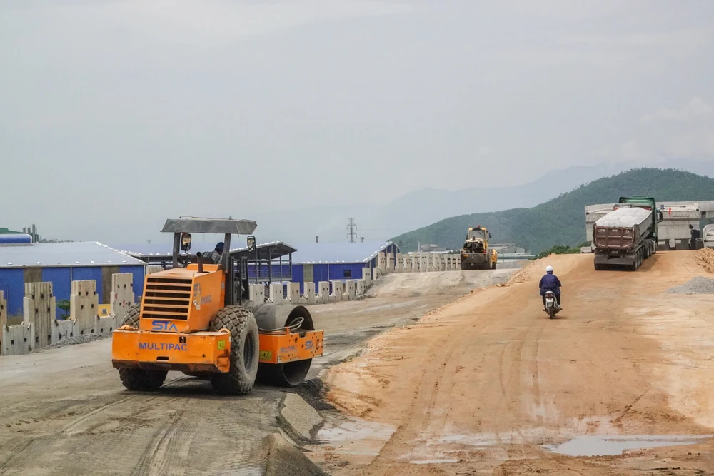 Các nhà thầu đẩy nhanh tiến độ dự án đường ven biển nối cảng Liên Chiểu. Ảnh: XUÂN QUỲNH DSC09522.jpg