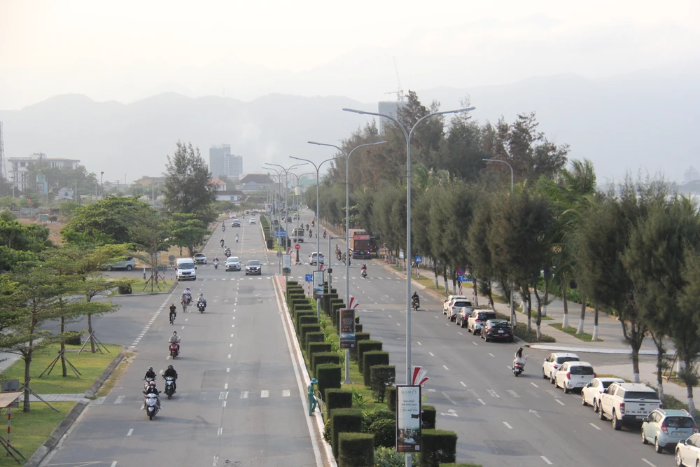 Đường Nguyễn Tất Thành – con đường ven biển khang trang, rợp bóng cây xanh, là tuyến huyết mạch nối liền trung tâm Đà Nẵng với cảng Liên Chiểu tương lai. Ảnh: XUÂN QUỲNH IMG_1755.JPG