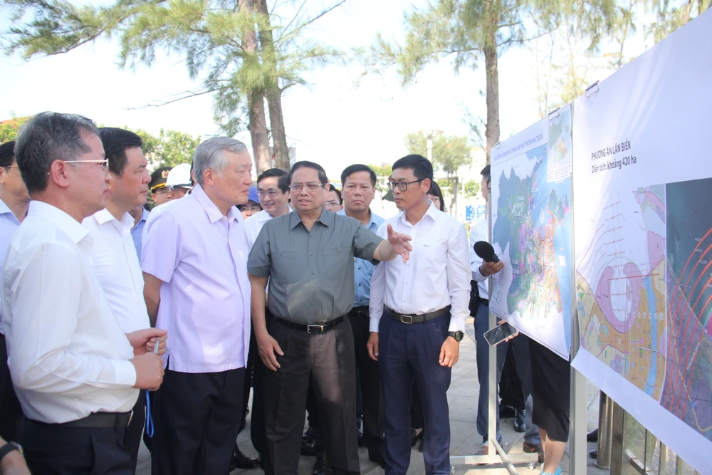 Tháng 9-2024, Thủ tướng Phạm Minh Chính khảo sát khu vực nghiên cứu lấn biển dự kiến xây dựng khu thương mại tự do. Ảnh: XUÂN QUỲNH IMG_3015.JPG